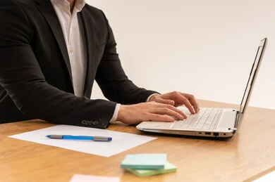 رجل أعمال سعودي يكتب على الكمبيوتر المحمول في المكتب