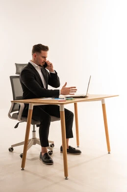 رجل أعمال سعودي يعمل على حاسوبه المحمول في مكتب