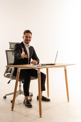 رجل أعمال سعودي يمد يده للمصافحة في المكتب