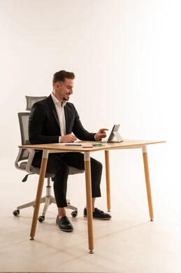 رجل أعمال سعودي يستخدم جهازاً لوحياً في الاستوديو