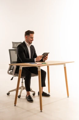 رجل أعمال سعودي يستخدم جهاز لوحي على مكتب العمل