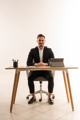 رجل أعمال سعودي جالس على مكتب عمل حديث