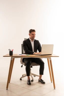 رجل أعمال سعودي يعمل على المحمول في مكتب حديث