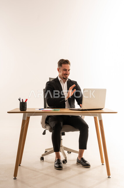 رجل أعمال سعودي يجري مكالمة فيديو عبر اللابتوب