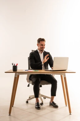 رجل أعمال سعودي يجري مكالمة فيديو عبر اللابتوب