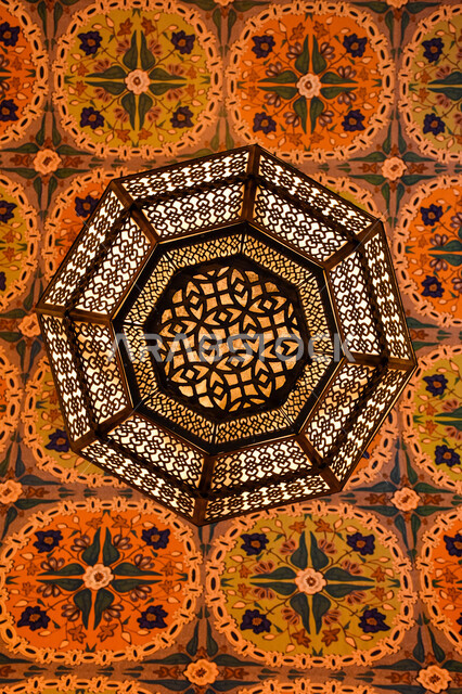 صورة من زاوية سفلى لثرية معلقة في السقف داخل ابن بطوطة مول بدبي بالإمارات العربية المتحدة، السياحة في الإمارات ، الزخارف الإسلامية ، النقش والفن الإسلامي