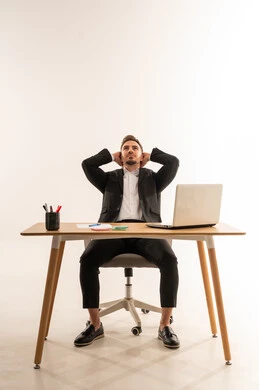 رجل أعمال سعودي يسترخي على مكتب العمل