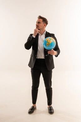 رجل أعمال سعودي يحمل كرة أرضية خلفية بيضاء