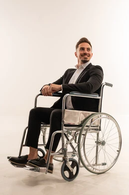 رجل أعمال سعودي على كرسي متحرك بخلفية بيضاء