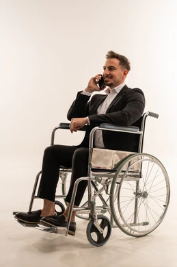 رجل أعمال سعودي على كرسي متحرك يتحدث بالهاتف