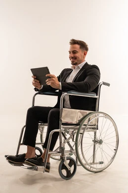 رجل أعمال سعودي على كرسي متحرك يستخدم جهاز لوحي