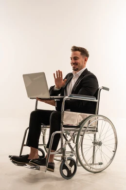 رجل أعمال سعودي على كرسي متحرك يستخدم المحمول