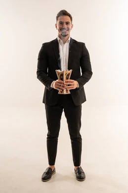 رجل سعودي ببدلة رسمية يحمل مبخرة بخور تقليدية