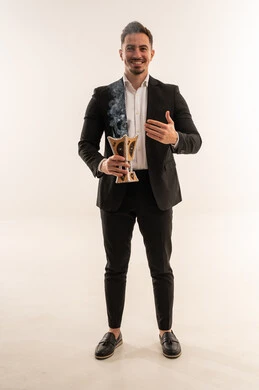 رجل سعودي ببدلة رسمية يحمل مبخرة تقليدية