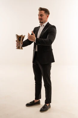 رجل سعودي ببدلة رسمية يحمل مبخرة تقليدية