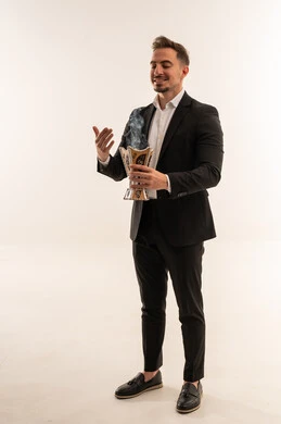 رجل سعودي ببدلة رسمية يحمل مبخرة تقليدية