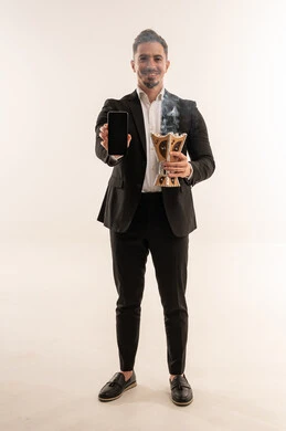 رجل سعودي يحمل هاتف ذكي ومبخرة تقليدية