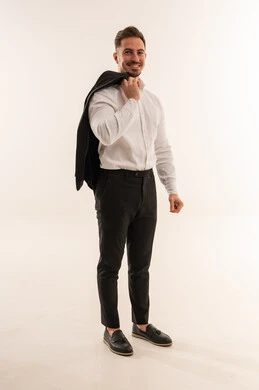 رجل أعمال سعودي مبتسم في الاستوديو مع سترة