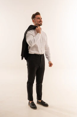 رجل أعمال سعودي يحمل سترة على خلفية بيضاء