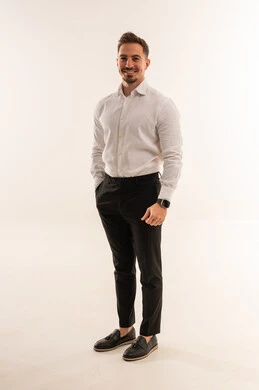 رجل سعودي يقف في استوديو بخلفية بيضاء