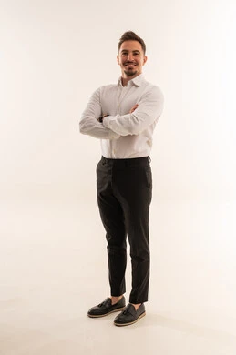 رجل سعودي يقف مكتوف اليدين في استوديو تصوير