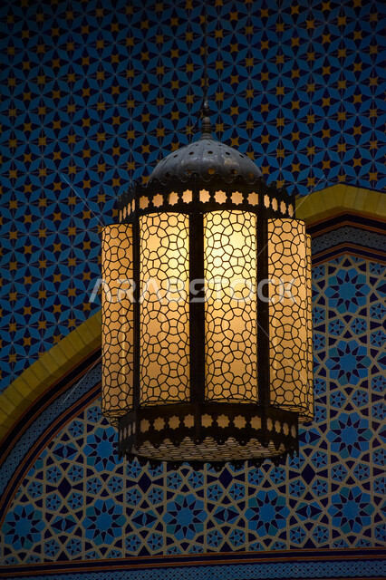 صورة مقربة لفوانيس رمضانية معلقة على السقف ، زينة رمضانية ، نقش إسلامي ، فنون إسلامية معمارية