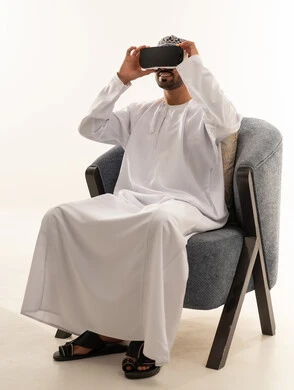 Omani Man Wearing Dishdasha and VR Headset in Studio