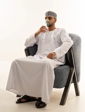 رجل عُماني يستخدم قناع التنفس للعلاج الطبي