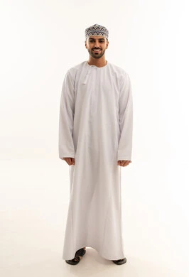 رجل عماني بالزي التقليدي الدشداشة والكمة