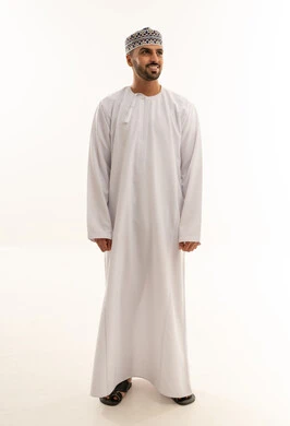 رجل عماني بالزي الوطني التقليدي الدشداشة والكمة