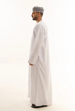 رجل عماني بالزي التقليدي دشداشة وكمة