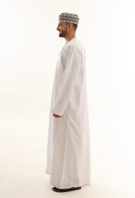 رجل عُماني بالزي التقليدي على خلفية بيضاء