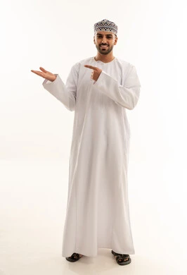رجل عُماني باللباس التقليدي يشير بيده
