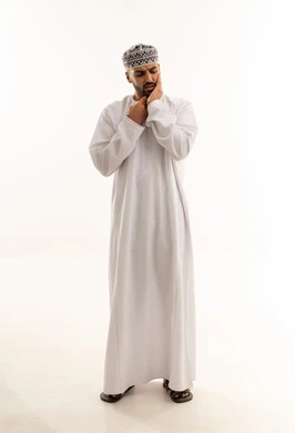 رجل عماني بالزي التقليدي يعاني من ألم الفك