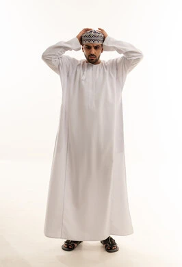 رجل عماني بالزي التقليدي يعبر عن التوتر والقلق