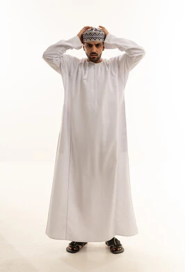 رجل عماني بالزي التقليدي الدشداشة والكمة