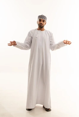 رجل عماني بالزي التقليدي الدشداشة والكمة