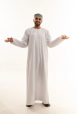 رجل عماني مبتسم بالدشداشة والكمة التقليدية