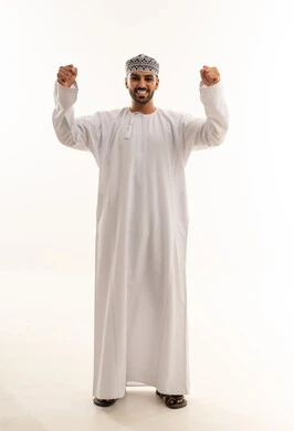 رجل عماني بالزي التقليدي يحتفل بالنجاح