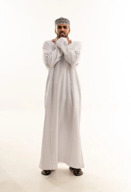 رجل عُماني بالزي التقليدي يشعر بألم في الحلق