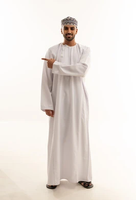 رجل عماني بالزي التقليدي يشير بيده على خلفية بيضاء