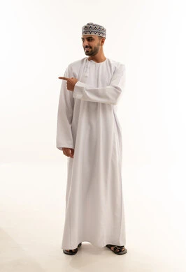 رجل عماني بالزي التقليدي يشير على خلفية بيضاء