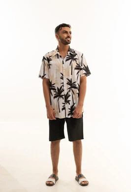 رجل عربي يبتسم بملابس صيفية بخلفية بيضاء