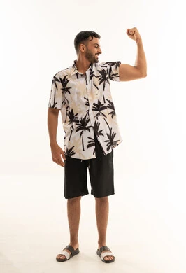 شاب سعودي يستعرض عضلات ذراعه بخلفية بيضاء