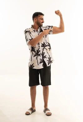 رجل عربي يستعرض عضلات الذراع على خلفية بيضاء