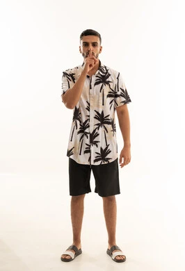 رجل عربي يطلب الهدوء أمام خلفية بيضاء