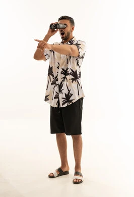 شاب سعودي يستخدم المنظار على خلفية بيضاء