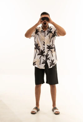 رجل عربي ينظر من خلال المنظار على خلفية بيضاء