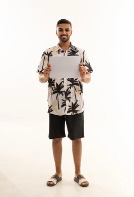 رجل عربي يحمل لوحة بيضاء فارغة في الاستوديو