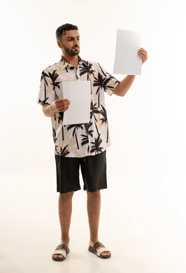 رجل سعودي يحمل أوراق بيضاء فارغة خلفية بيضاء